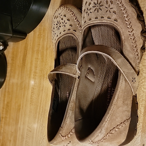 Skechers Shoes - Sketchers relaxed Fit air cooled memory foam womens size 8 shoes in excellent co